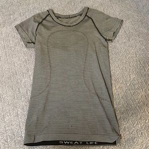 NWOT Lululemon swiftly tech short sleeve size 4